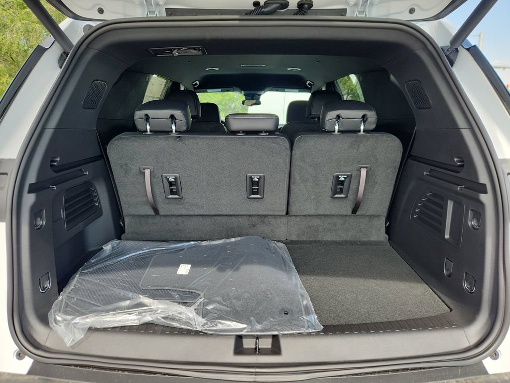 New 2025 Chevrolet Traverse LT w/ Driver Confidence Package FWD image 11