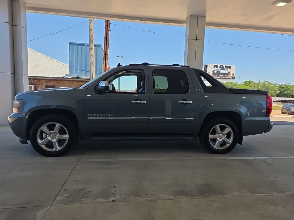Used 2011 Chevrolet Avalanche LTZ AWD/4WD image 2