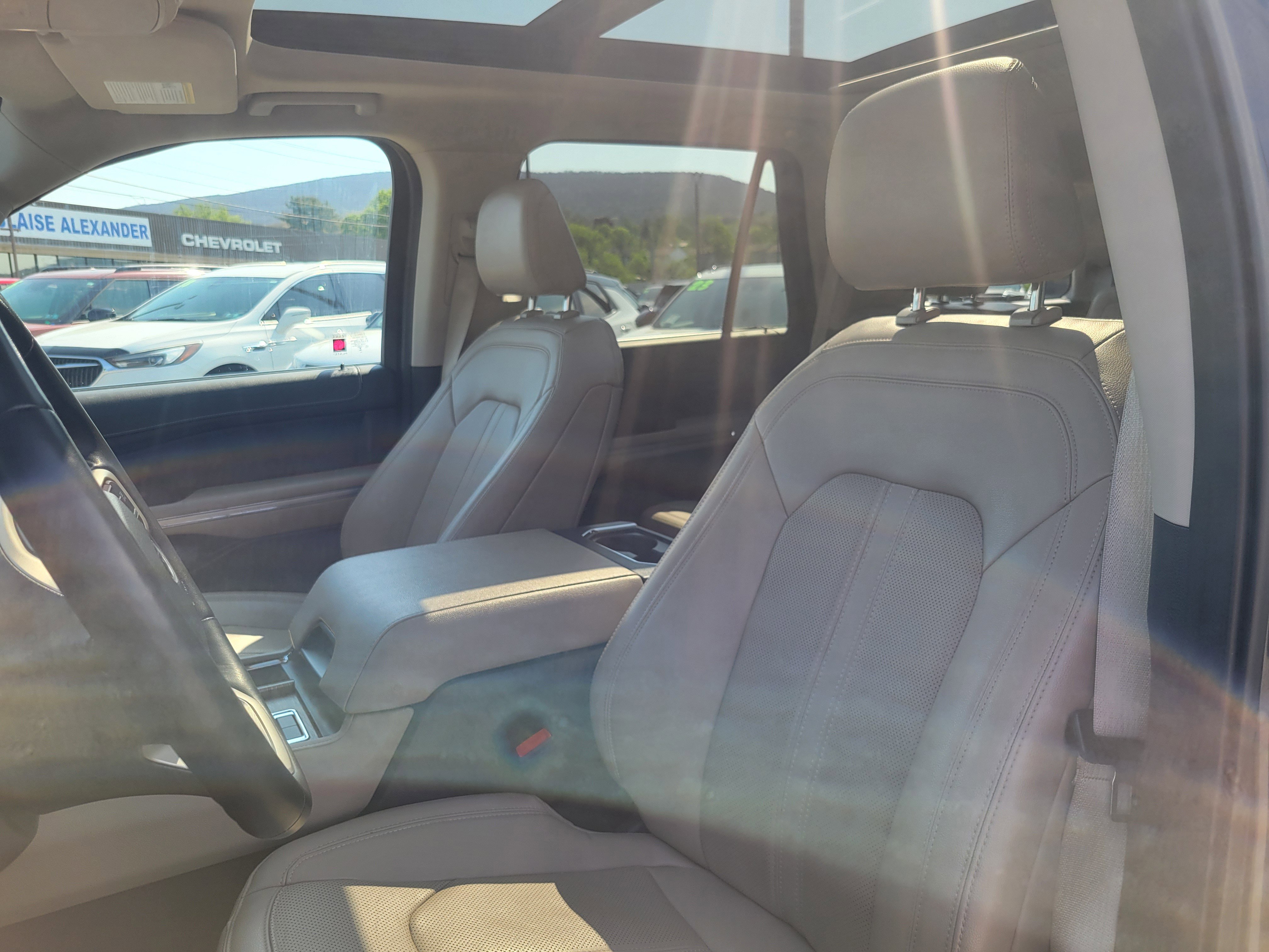 Used 2023 Ford Expedition Limited AWD/4WD image 7