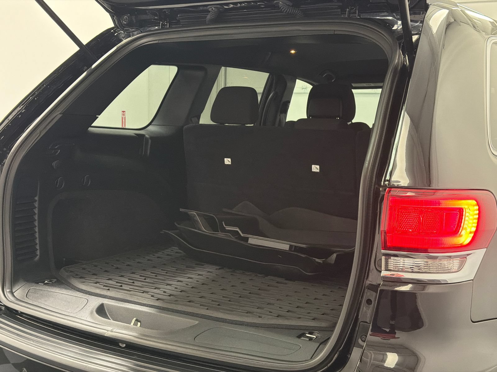 Used 2021 Jeep Grand Cherokee Laredo AWD/4WD image 8