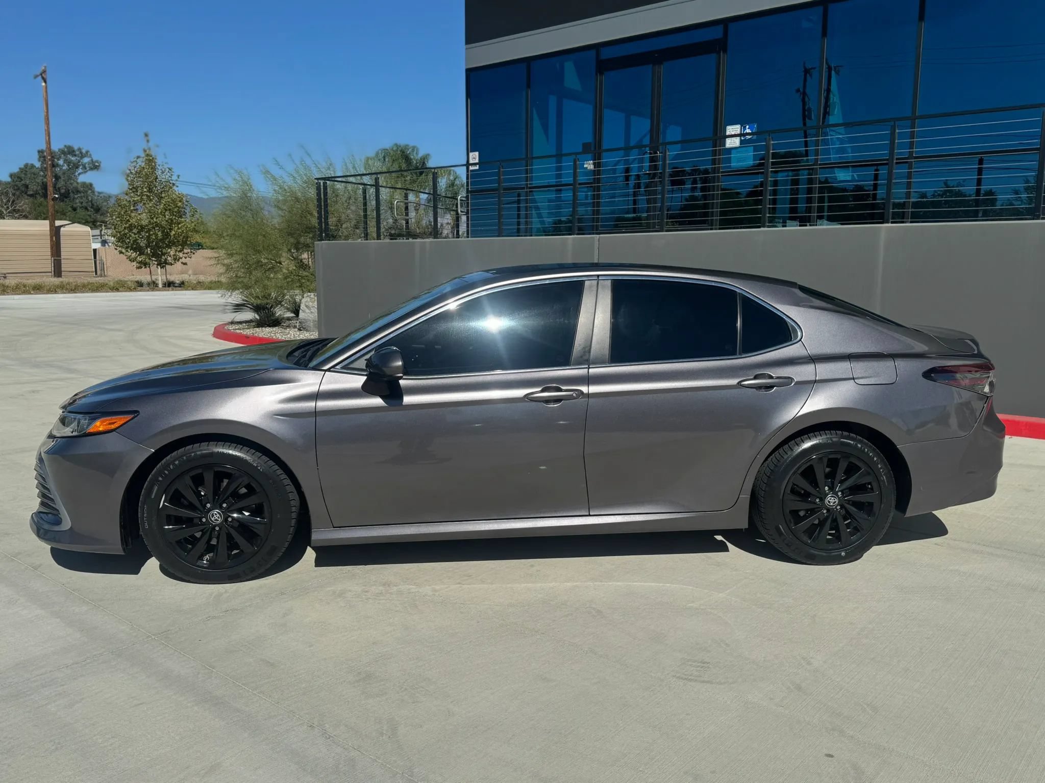 Used 2022 Toyota Camry LE FWD image 4