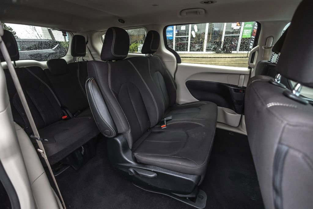 Used 2020 Chrysler Voyager L FWD image 31