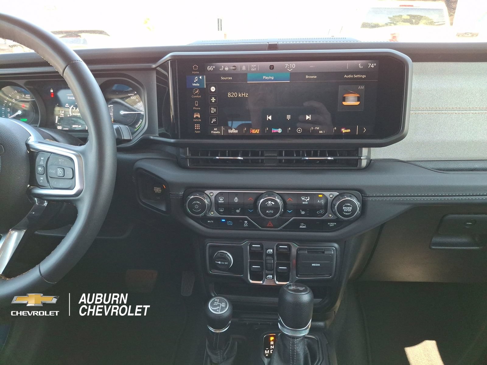 Used 2024 Jeep Wrangler Unlimited Sahara AWD/4WD image 8