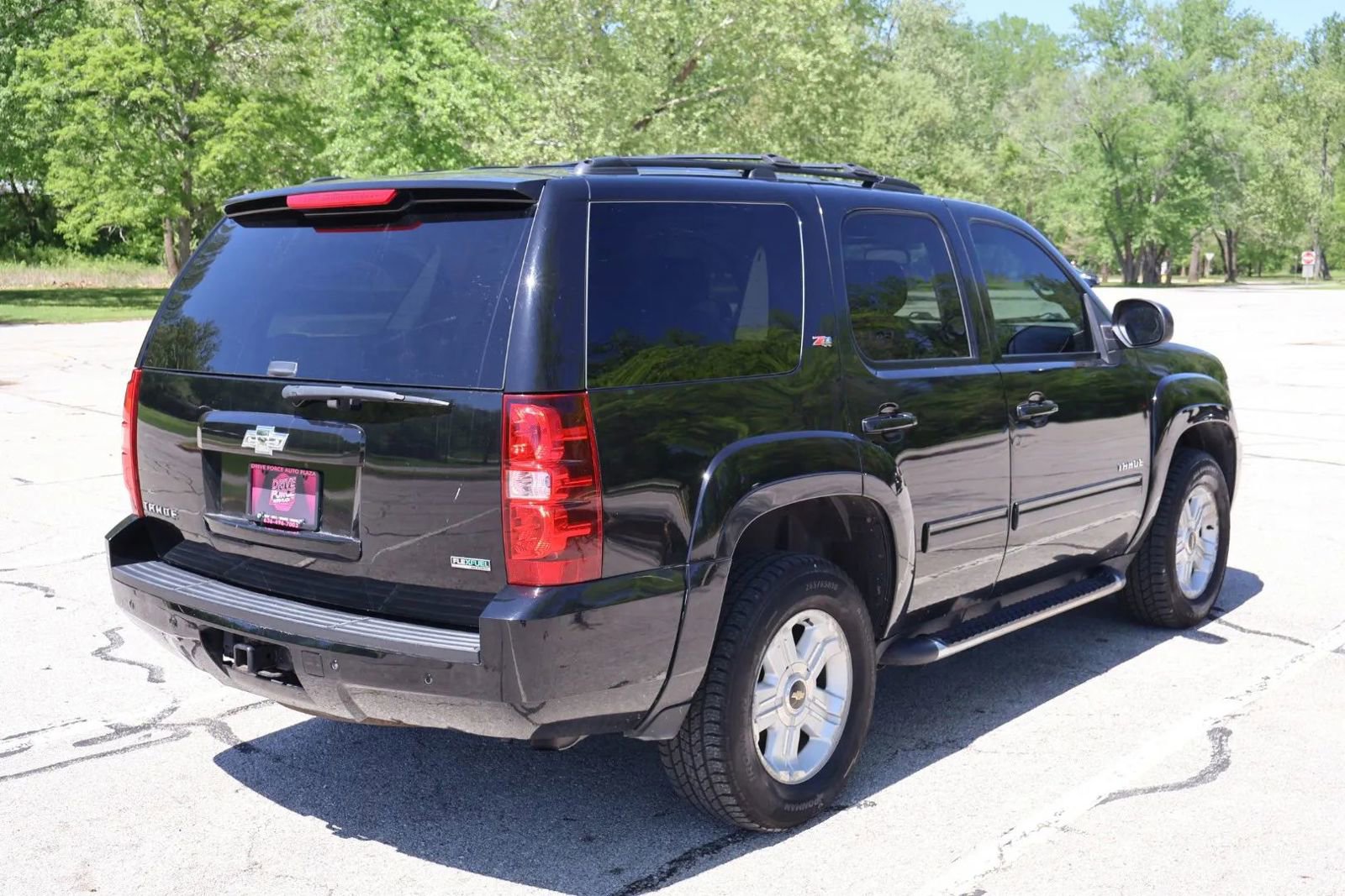 Used 2010 Chevrolet Tahoe LT w/ Luxury Package AWD/4WD image 5