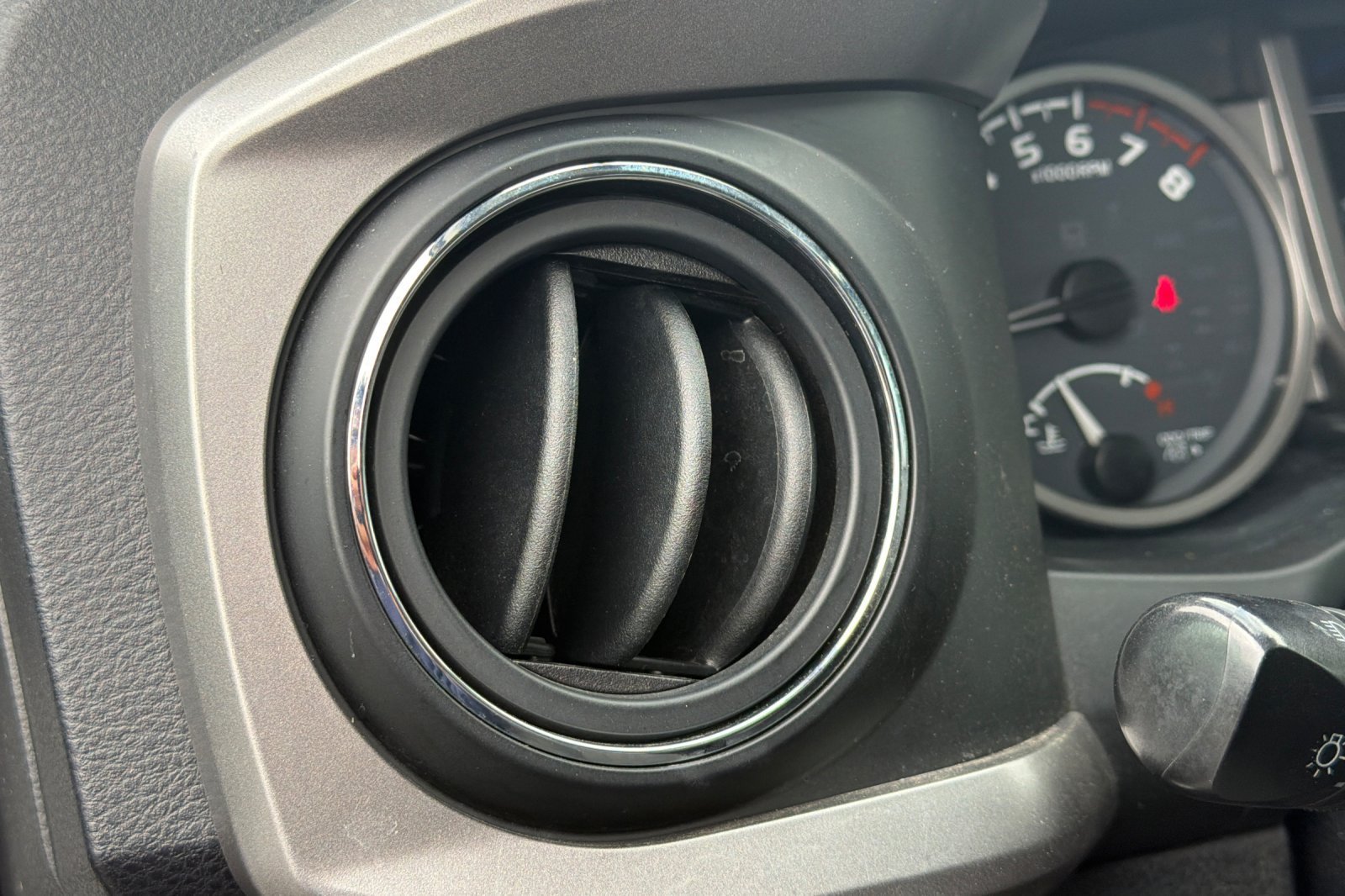 Used 2018 Toyota Tacoma SR5 RWD image 34