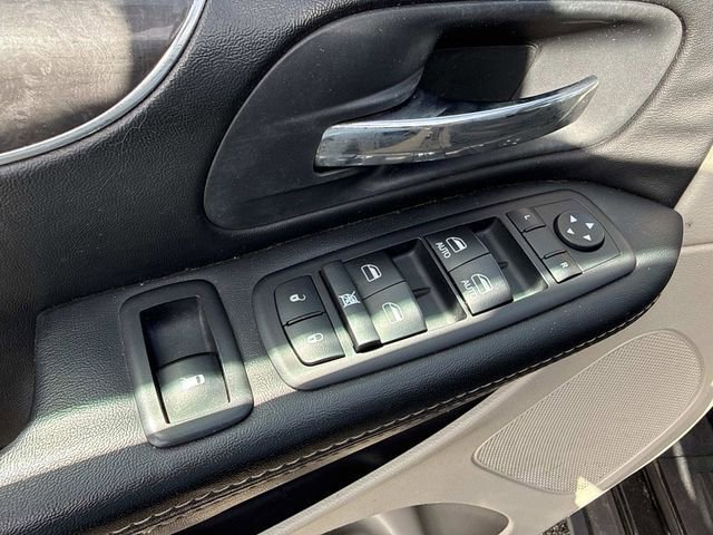 Used 2016 Chrysler Town & Country Touring image 18