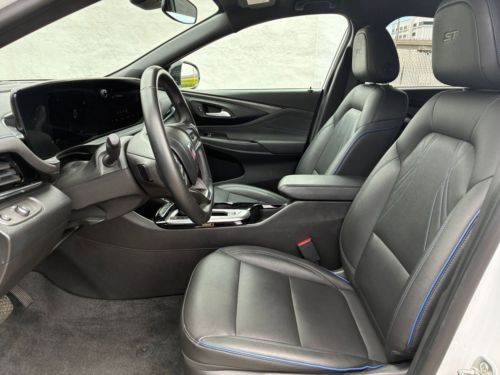 Used 2025 Buick Envista Sport Touring image 25