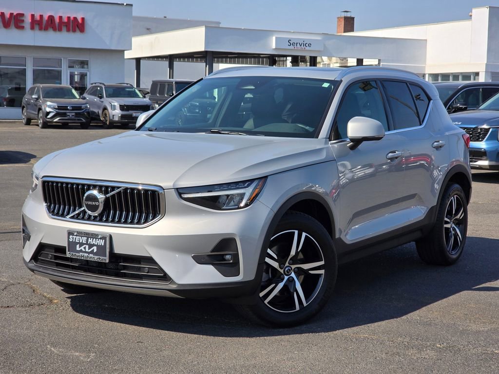 Used 2023 Volvo XC40 B5 Plus image 1