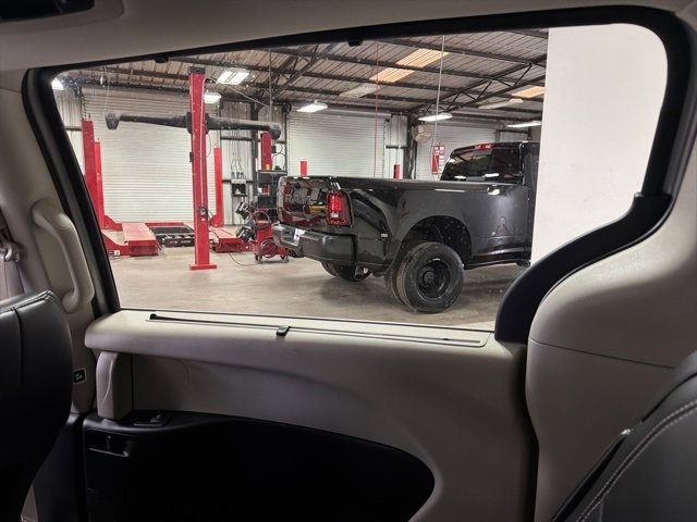 Used 2023 Chrysler Pacifica Touring-L image 19