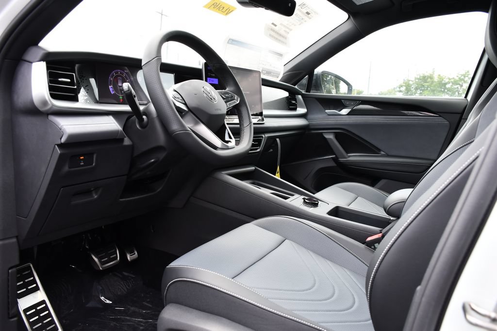 New 2026 Volkswagen Tiguan SE R-Line FWD image 13
