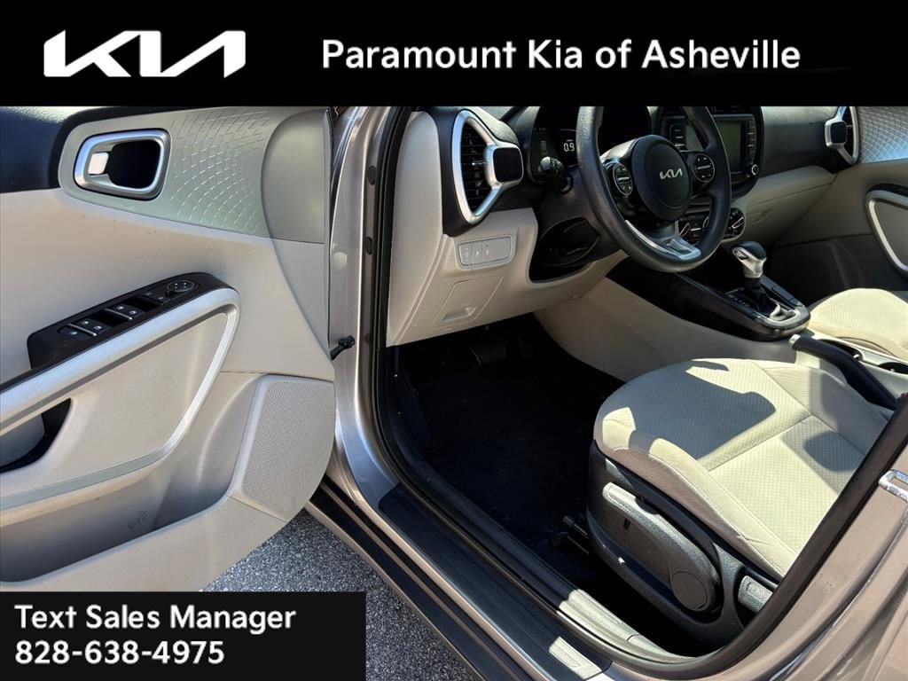 Used 2023 Kia Soul LX w/ LX Technology Package FWD image 14