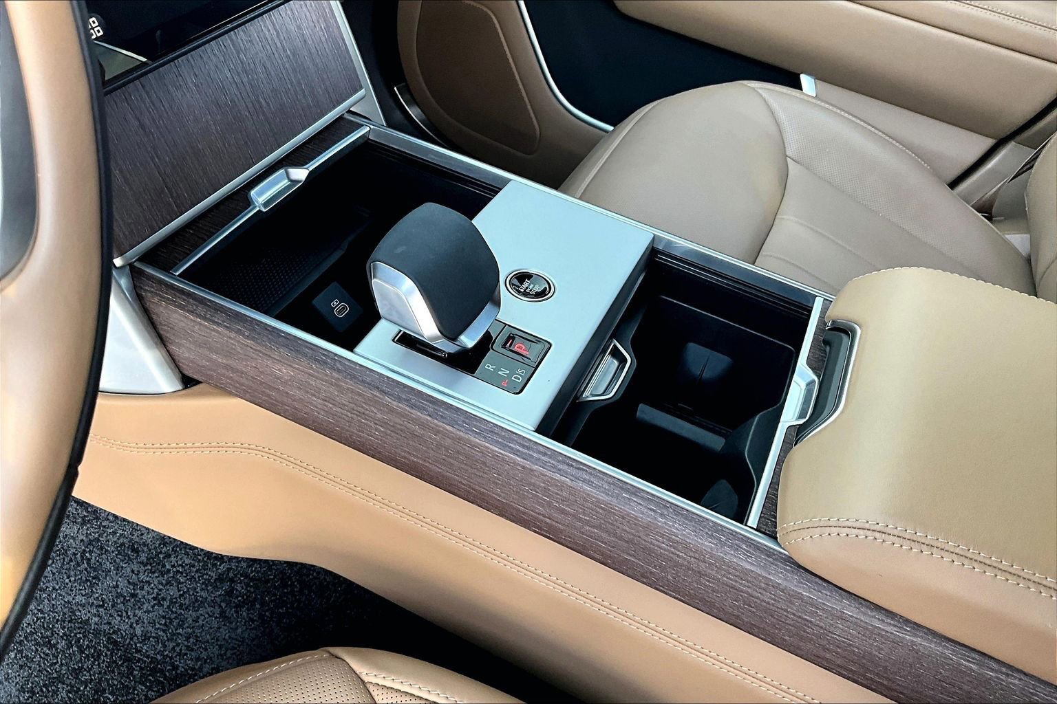 Used 2025 Land Rover Range Rover Long Wheelbase SE image 16