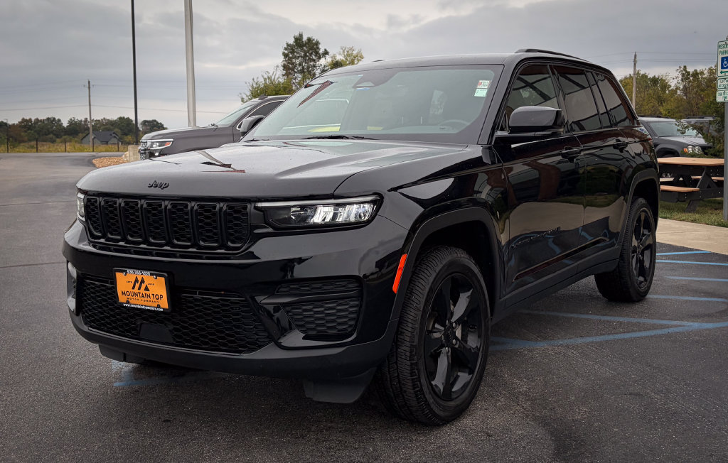 Used 2023 Jeep Grand Cherokee Altitude AWD/4WD image 15