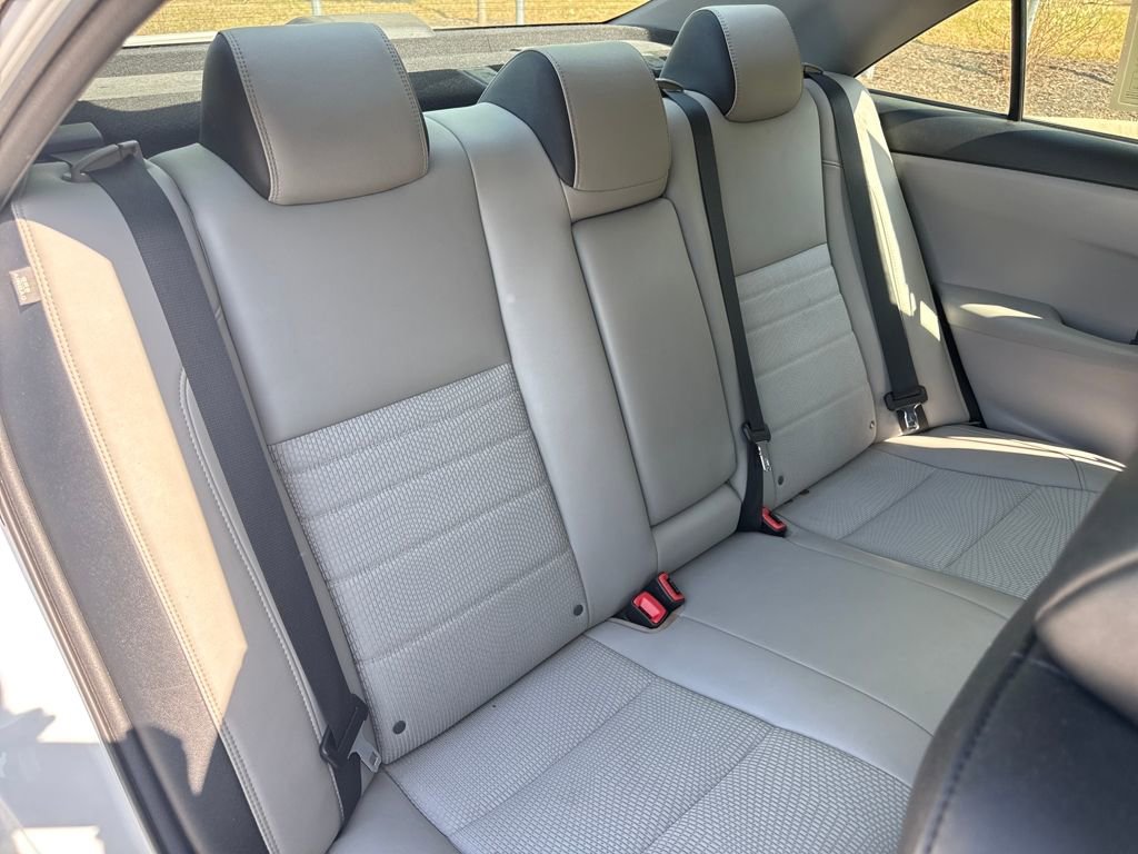 Used 2017 Toyota Camry SE image 32