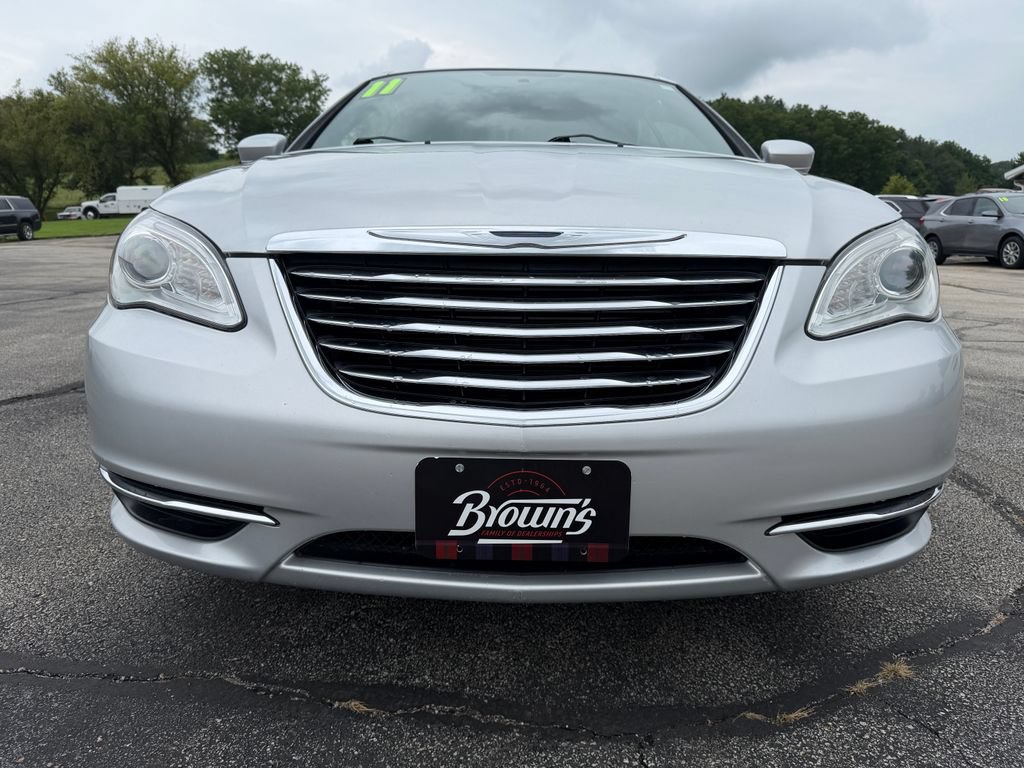 Used 2011 Chrysler 200 Touring FWD image 2