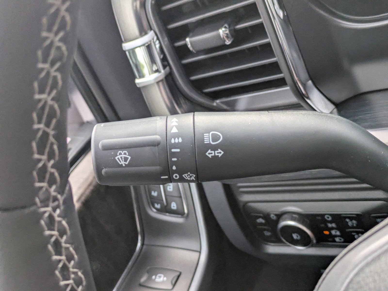 New 2025 Ford F250 Lariat w/ Black Appearance Package image 31