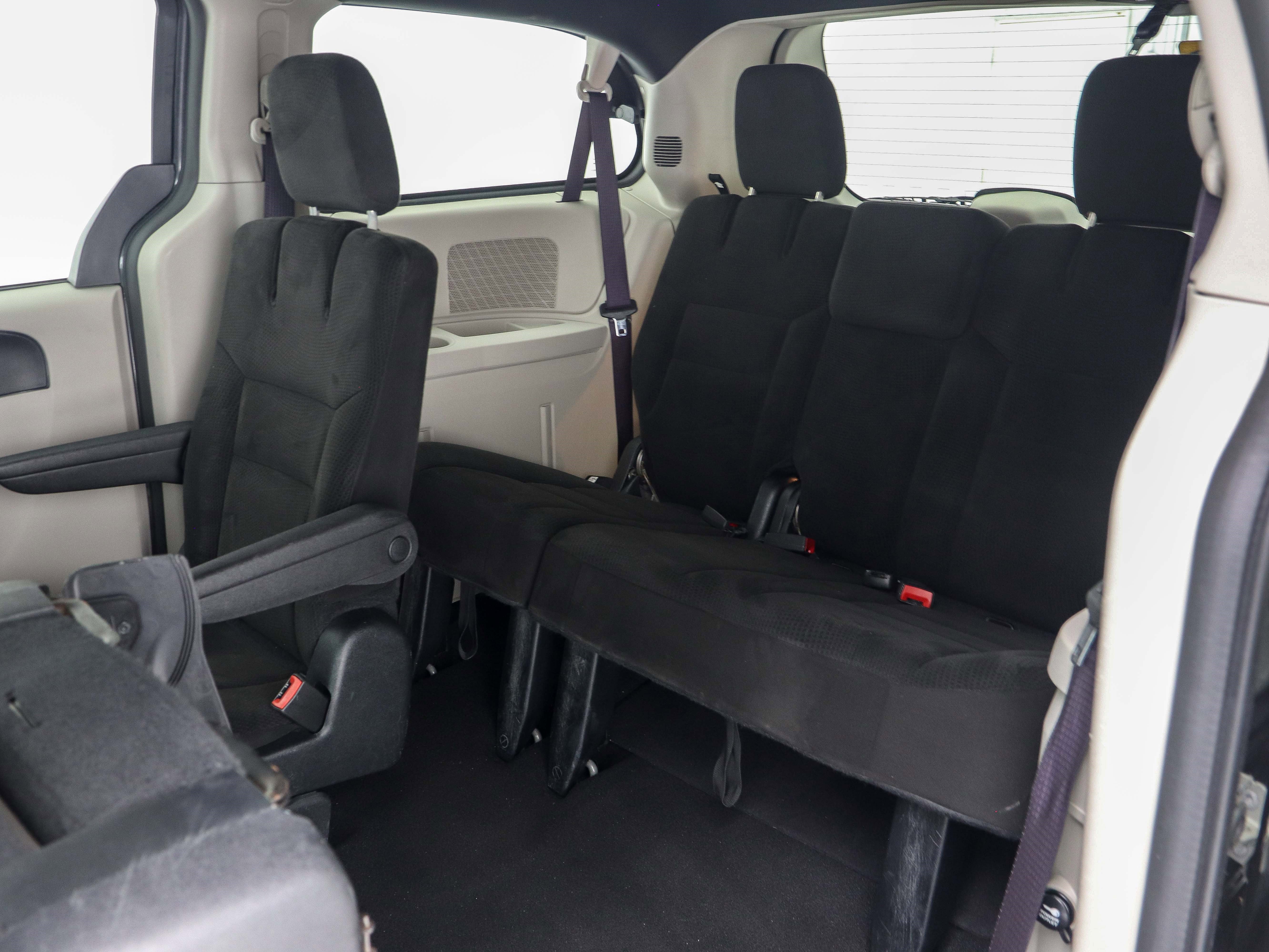 Used 2016 Dodge Grand Caravan SE image 19