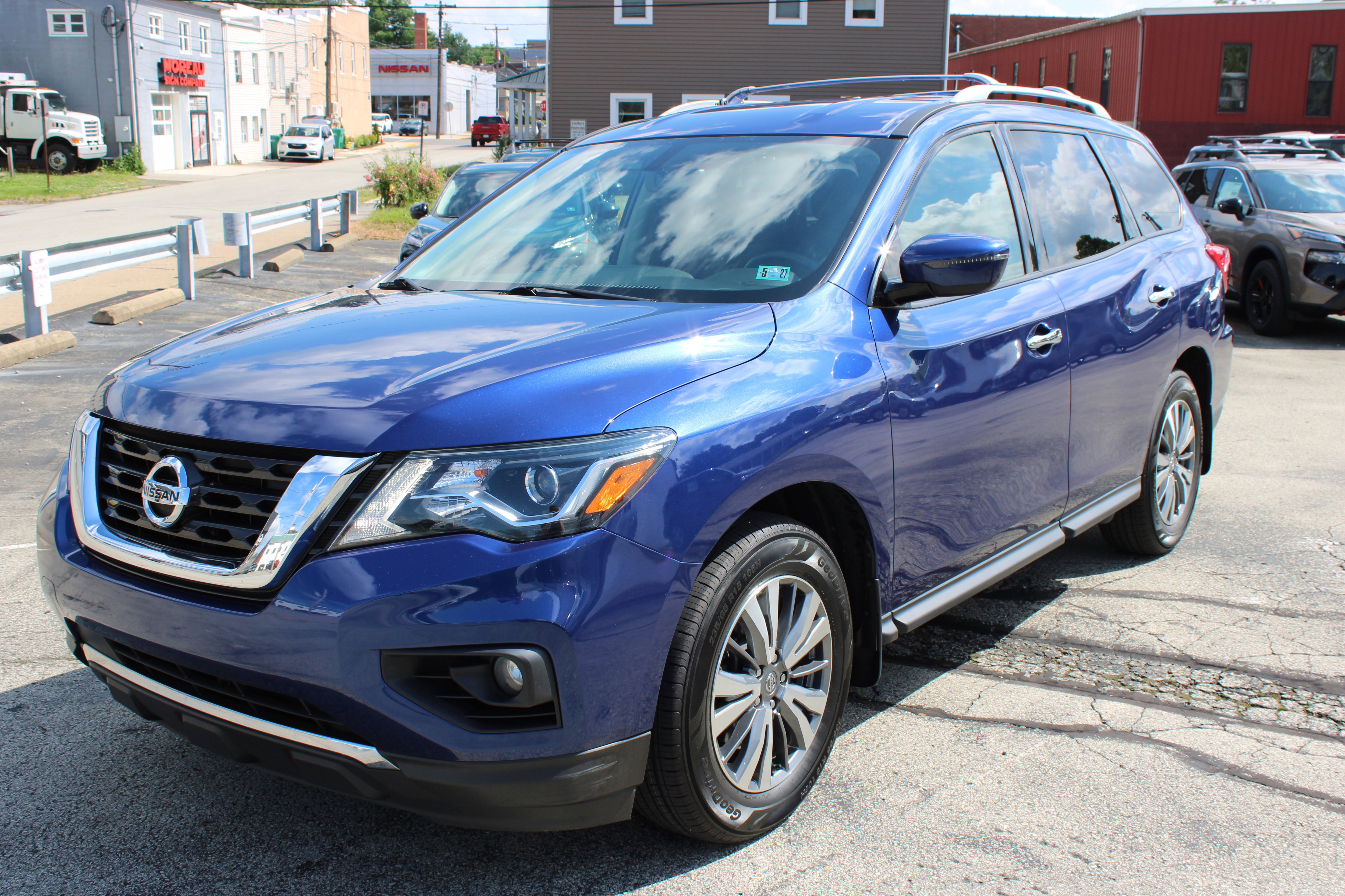Used 2020 Nissan Pathfinder SV AWD/4WD image 1
