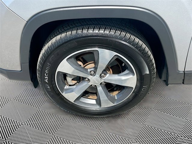 Used 2019 Jeep Cherokee Limited image 28