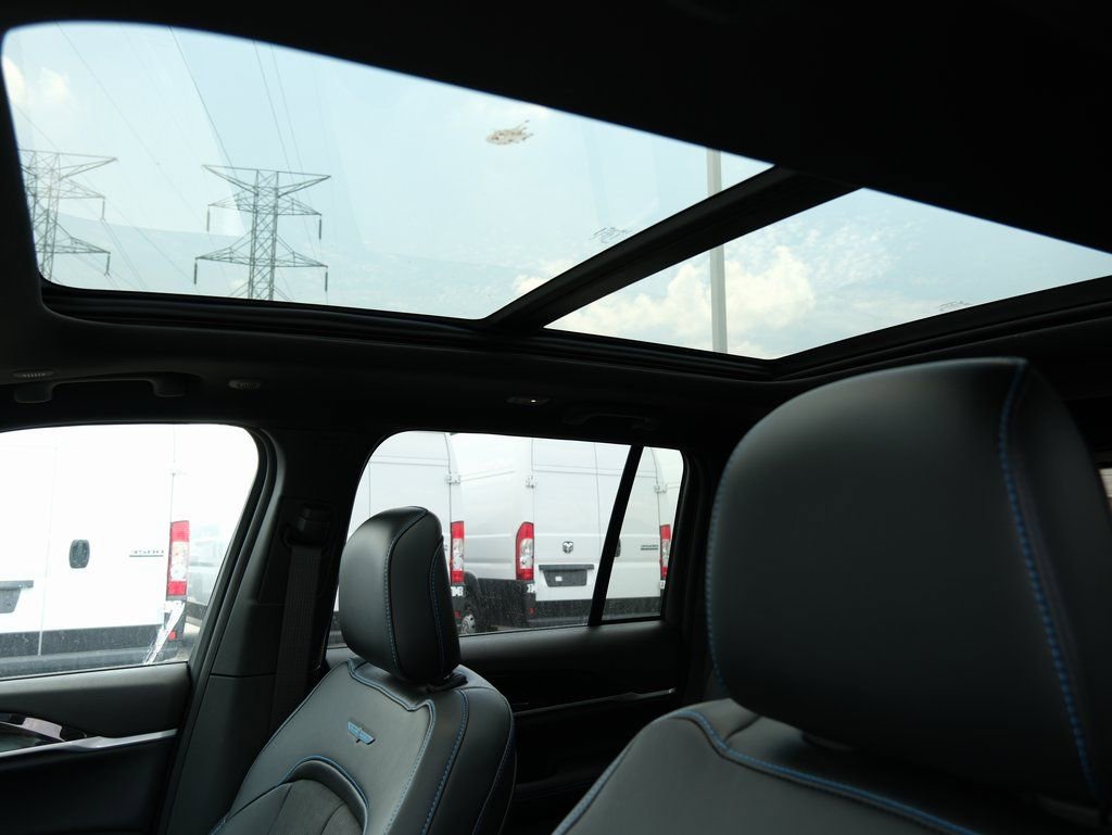 Used 2024 Jeep Grand Cherokee Trailhawk image 18