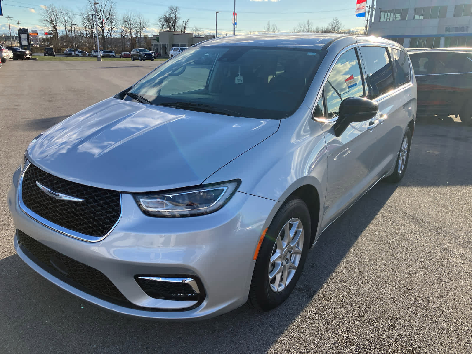 Used 2024 Chrysler Pacifica Touring-L image 3