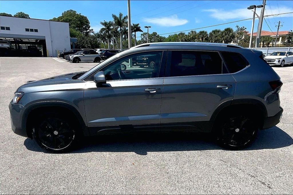 Certified 2025 Volkswagen Taos SE w/ Panoramic Sunroof Package image 8