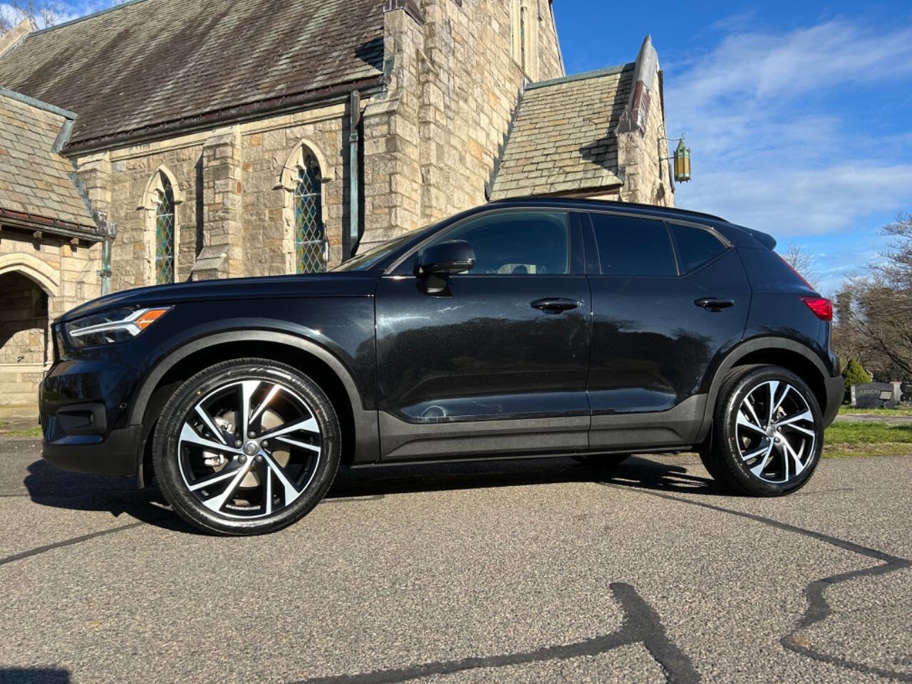 Used 2021 Volvo XC40 T5 R-Design w/ Advanced Package AWD/4WD image 2