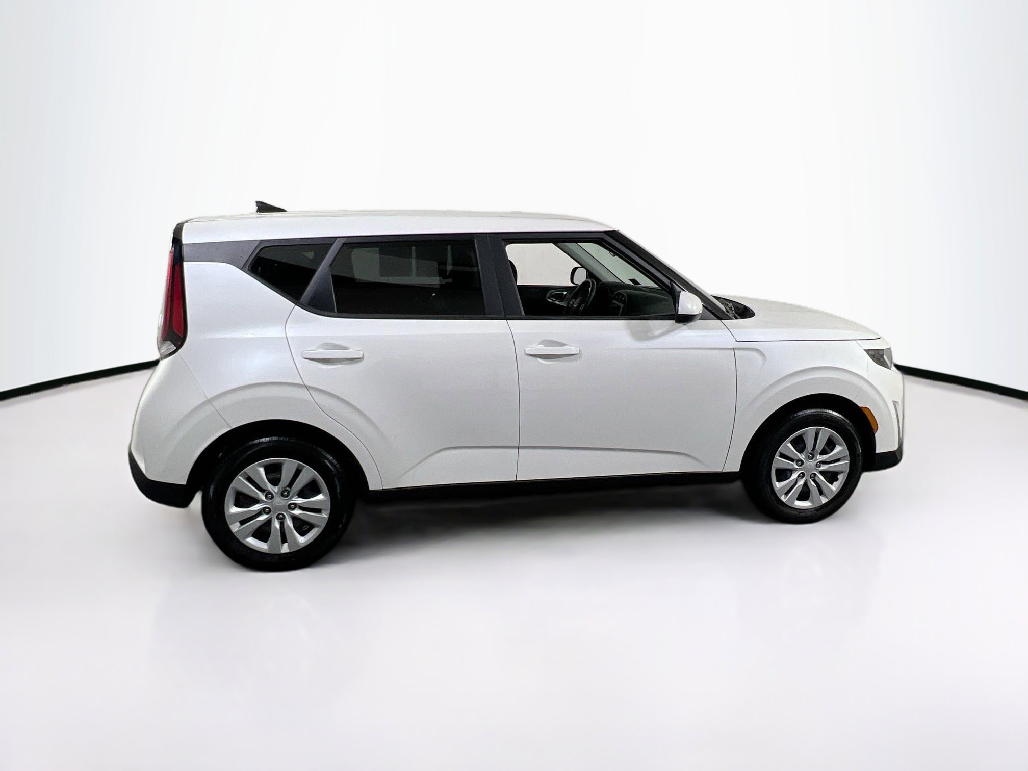 Used 2023 Kia Soul LX image 4