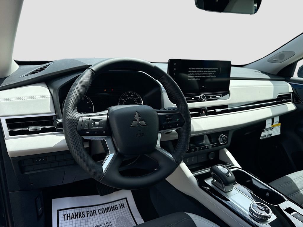 Used 2025 Mitsubishi Outlander SE image 10