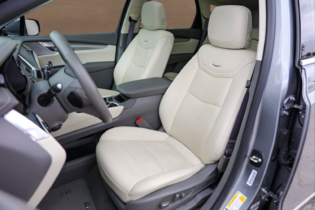 Used 2024 Cadillac XT5 Premium Luxury w/ Technology Package FWD image 7