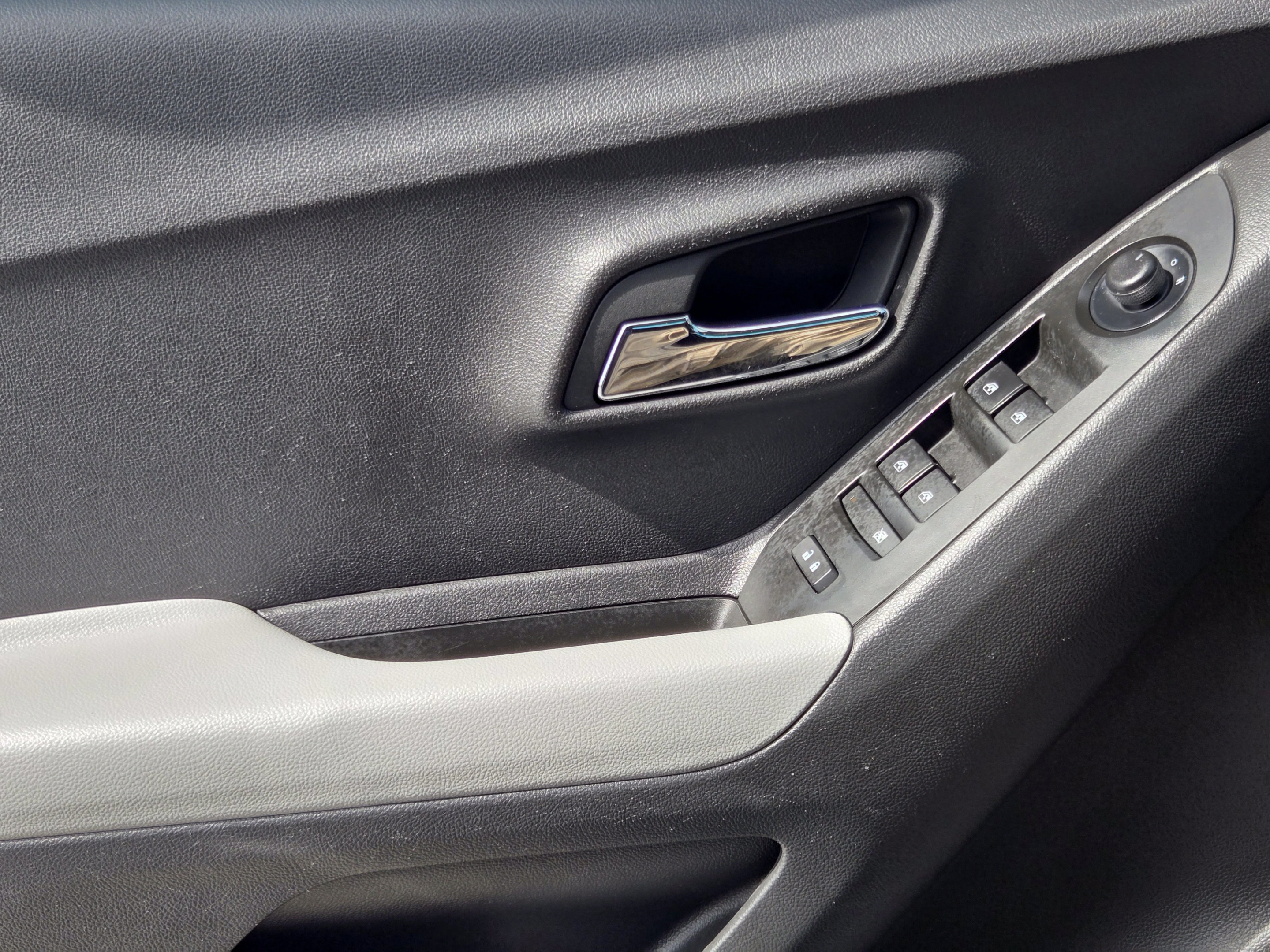 Used 2022 Chevrolet Trax LS w/ Tint and Cruise Package FWD image 20