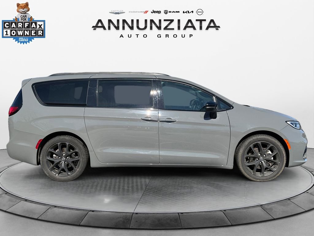 Used 2025 Chrysler Pacifica Limited image 6
