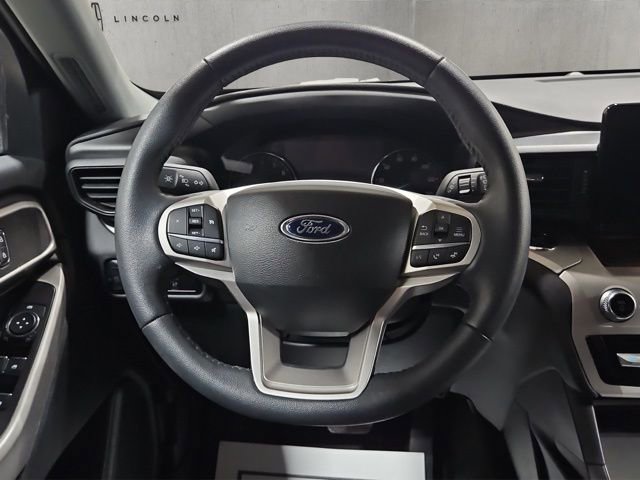 Used 2024 Ford Explorer XLT image 2