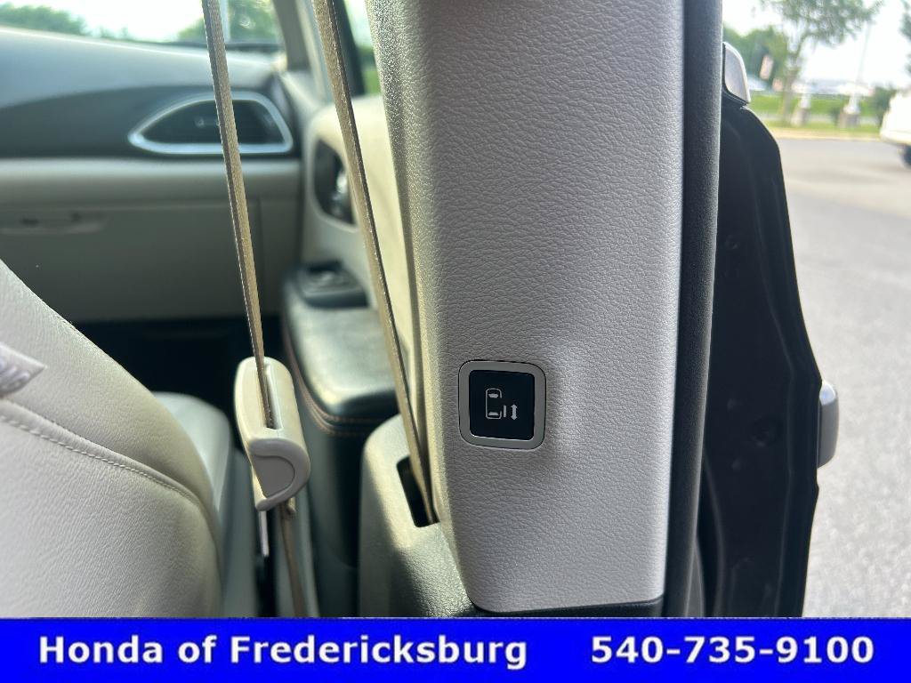 Used 2017 Chrysler Pacifica Touring-L Plus FWD image 28