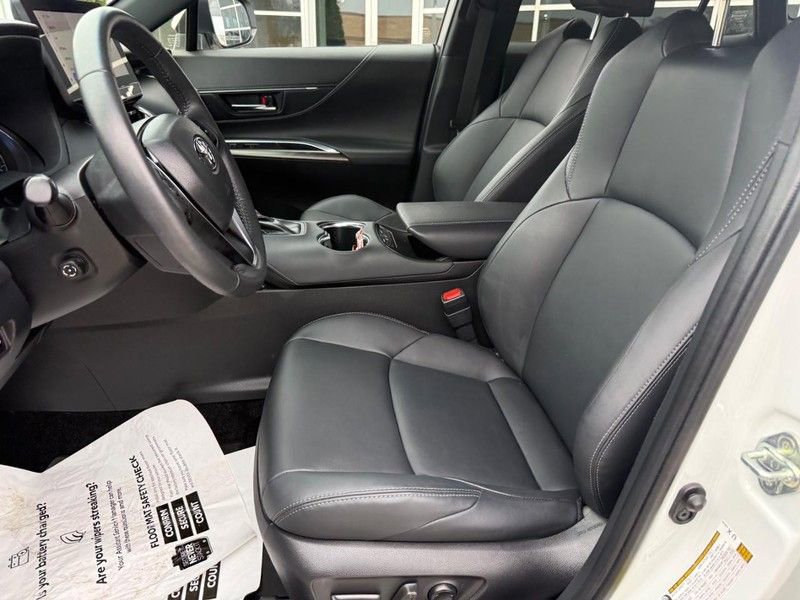 Used 2023 Toyota Venza XLE image 16