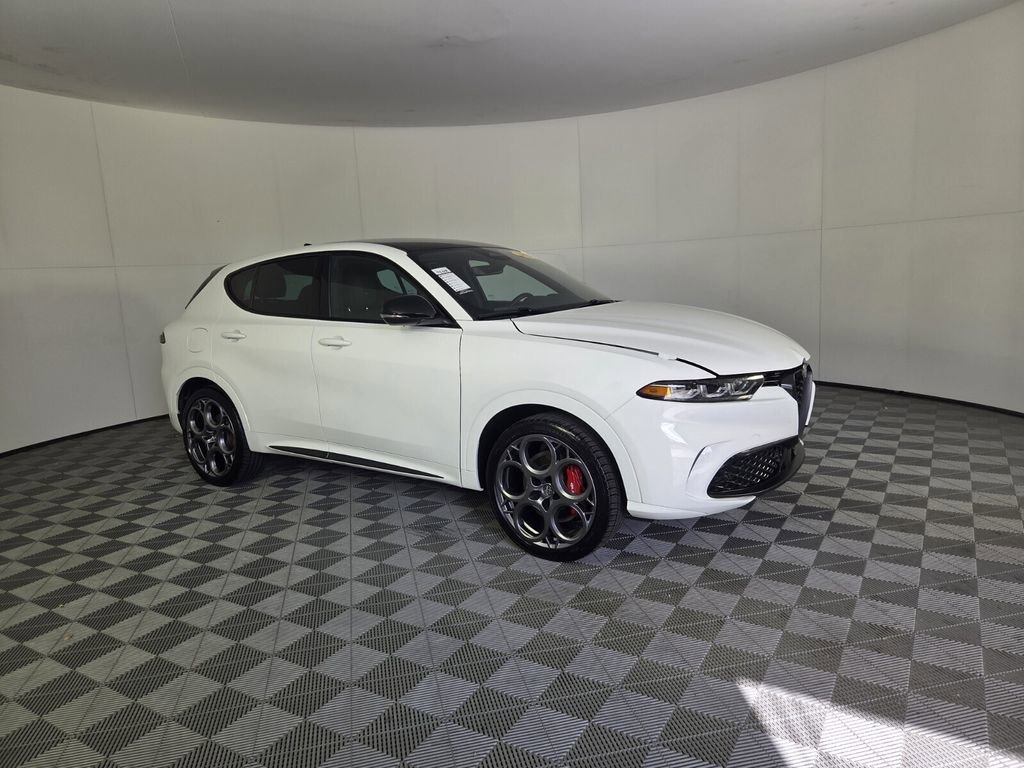 Used 2025 Alfa Romeo Tonale Tributo Italiano AWD/4WD image 2
