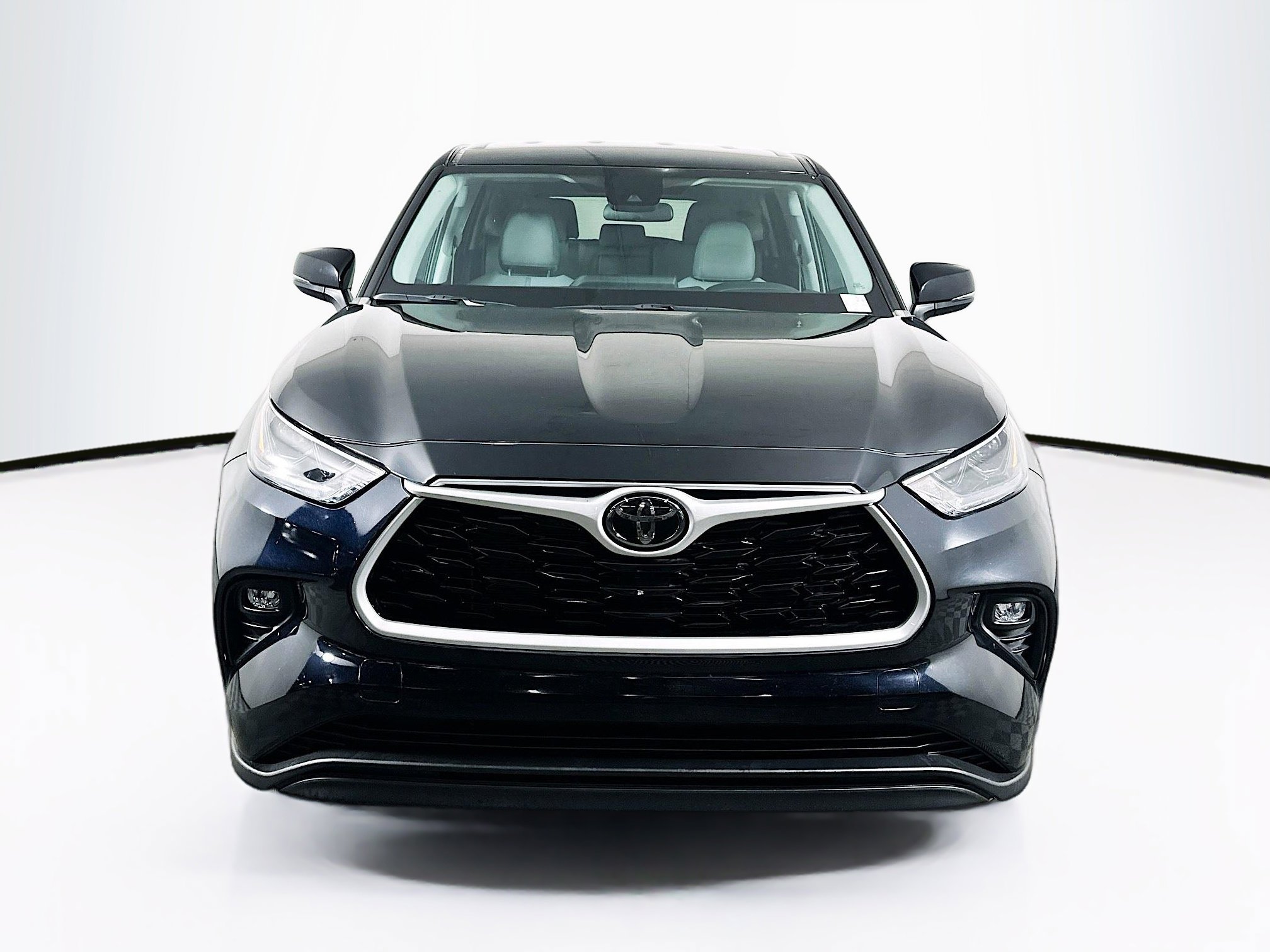 Used 2024 Toyota Highlander LE image 2