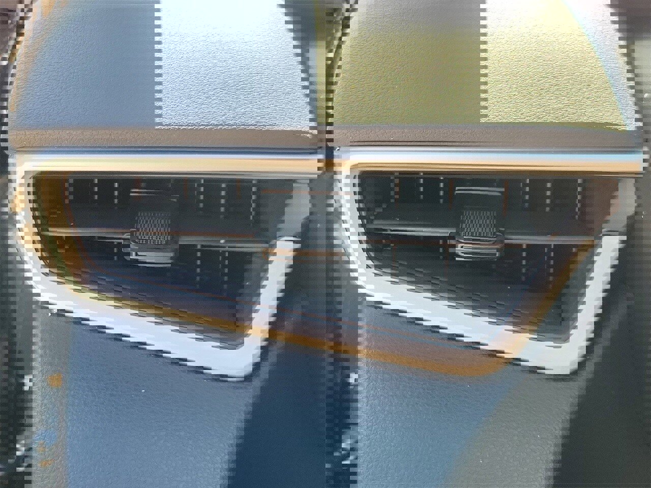 Used 2025 Toyota Corolla LE image 30