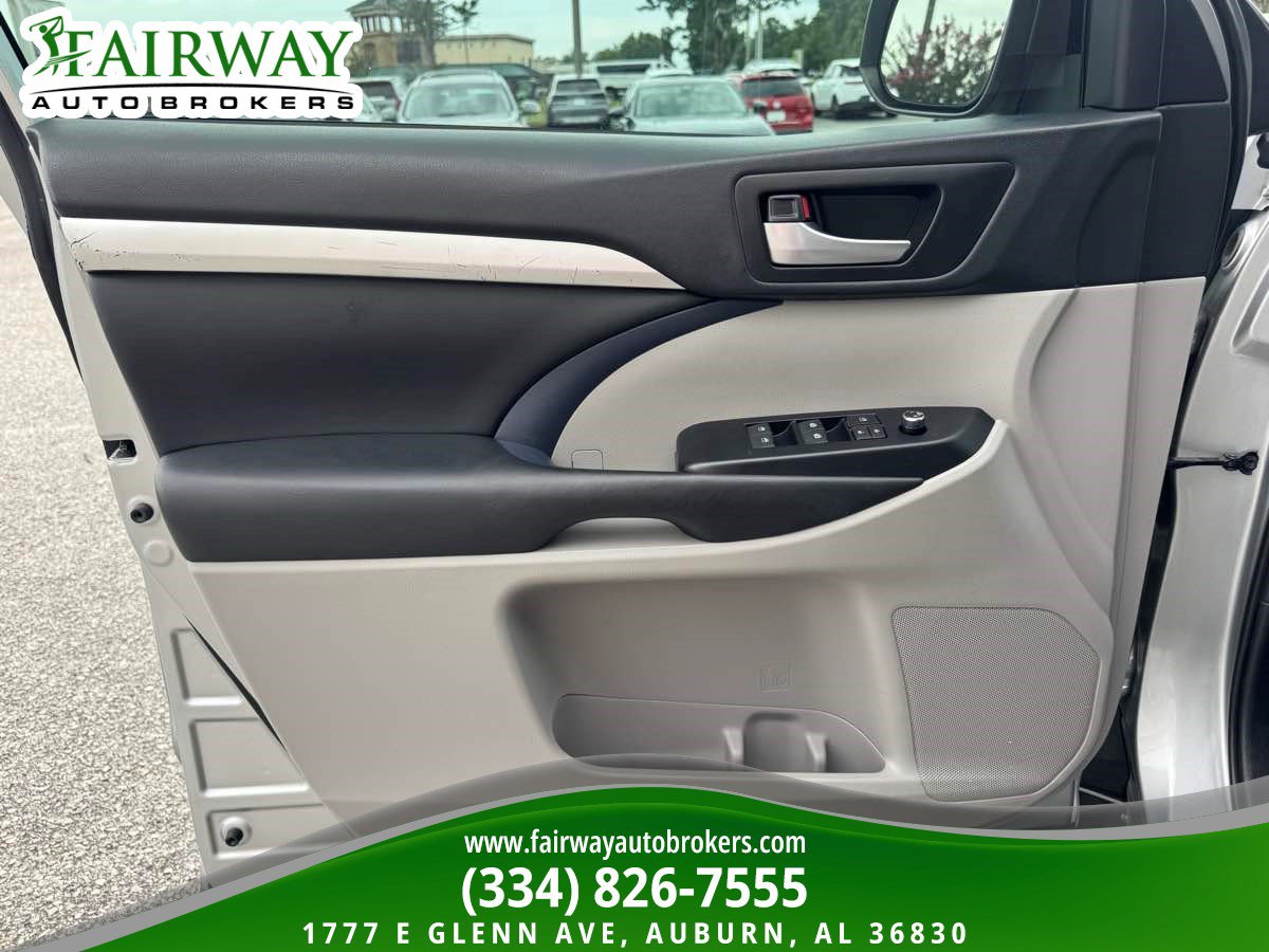 Used 2019 Toyota Highlander XLE FWD image 30
