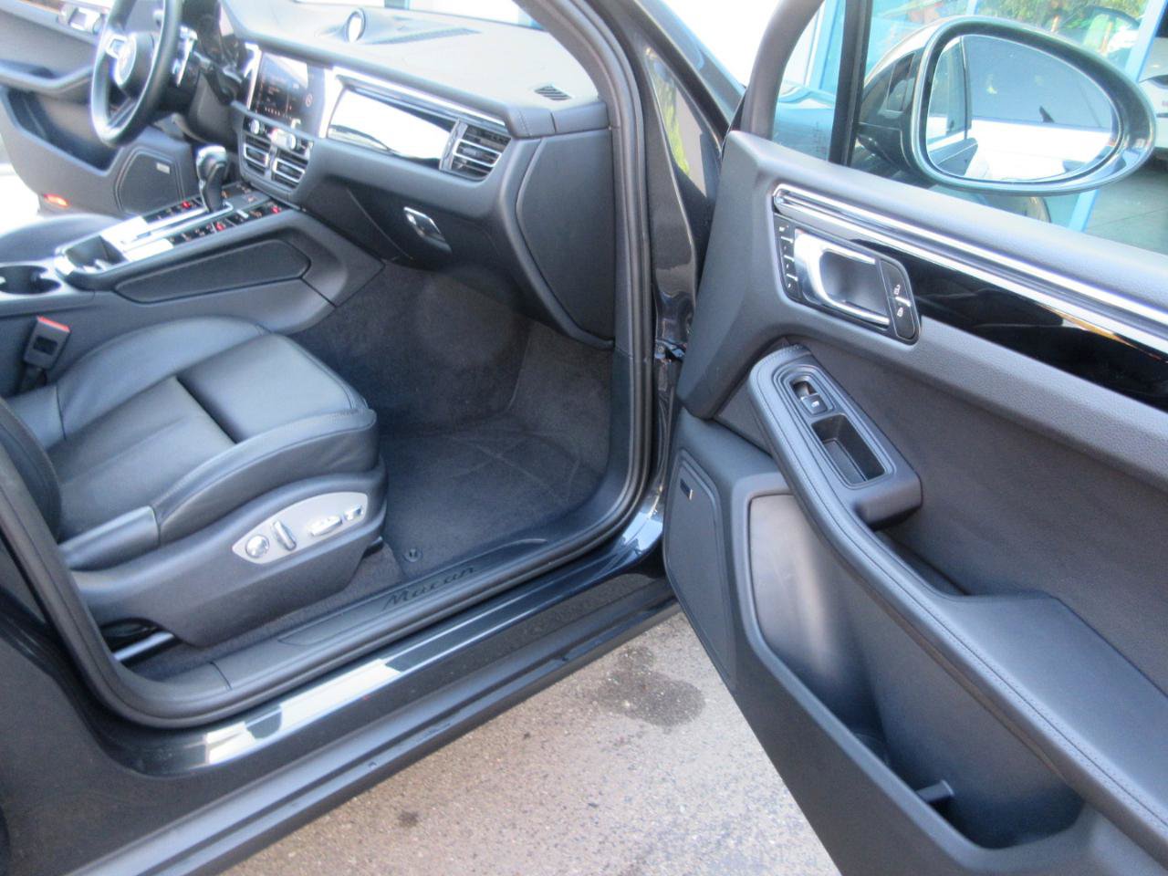 Used 2025 Porsche Macan w/ Premium Package Plus AWD/4WD image 23
