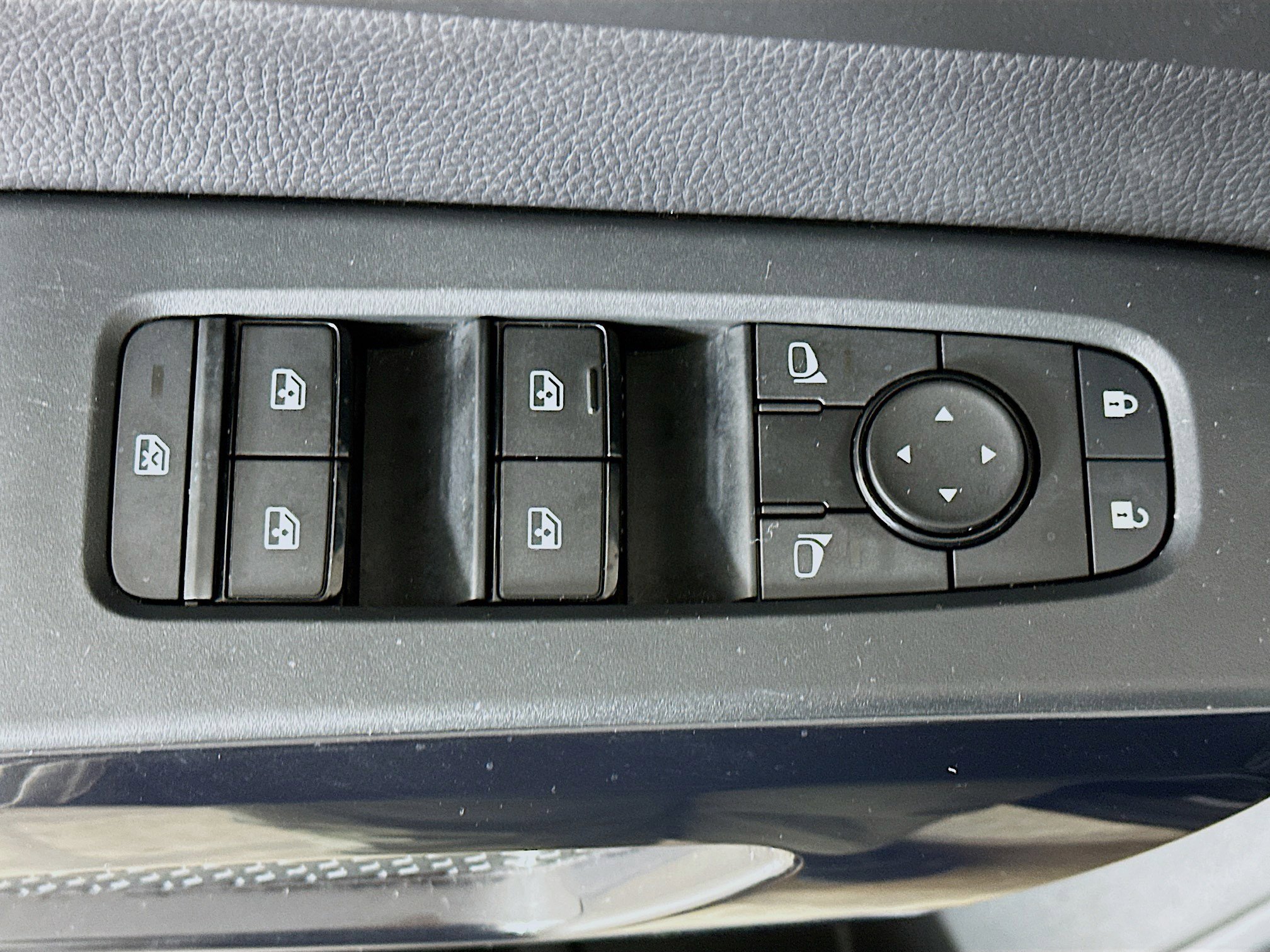 Used 2025 Nissan Pathfinder SV image 15