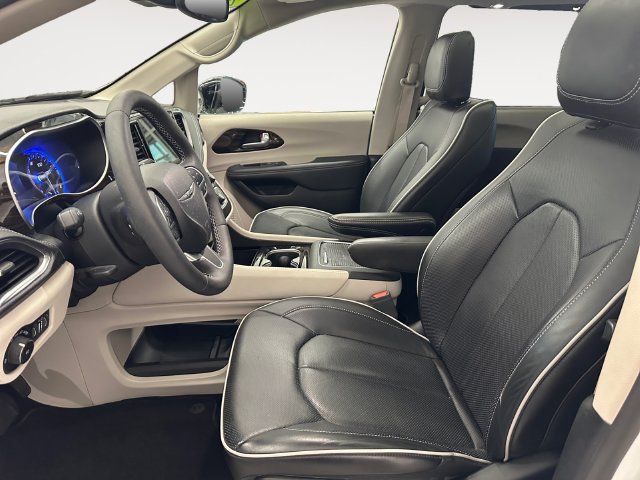 Used 2024 Chrysler Pacifica Limited AWD/4WD image 9