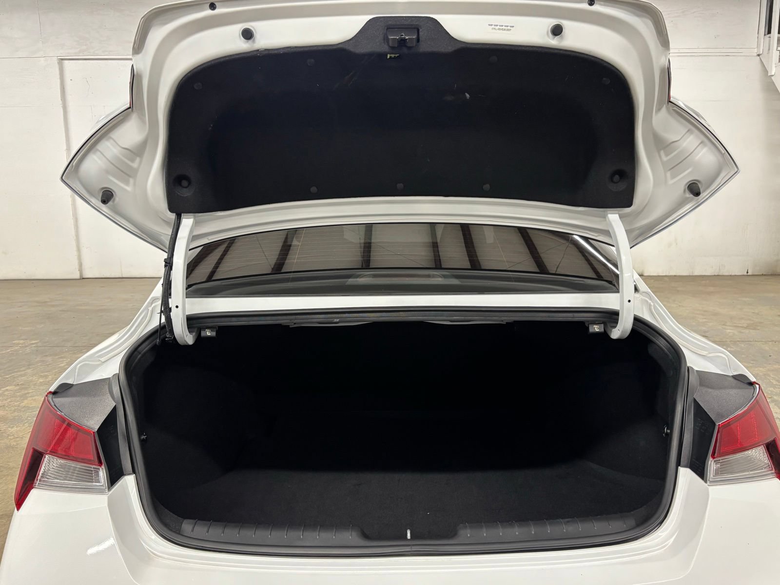 Certified 2025 Hyundai Elantra SE FWD image 16