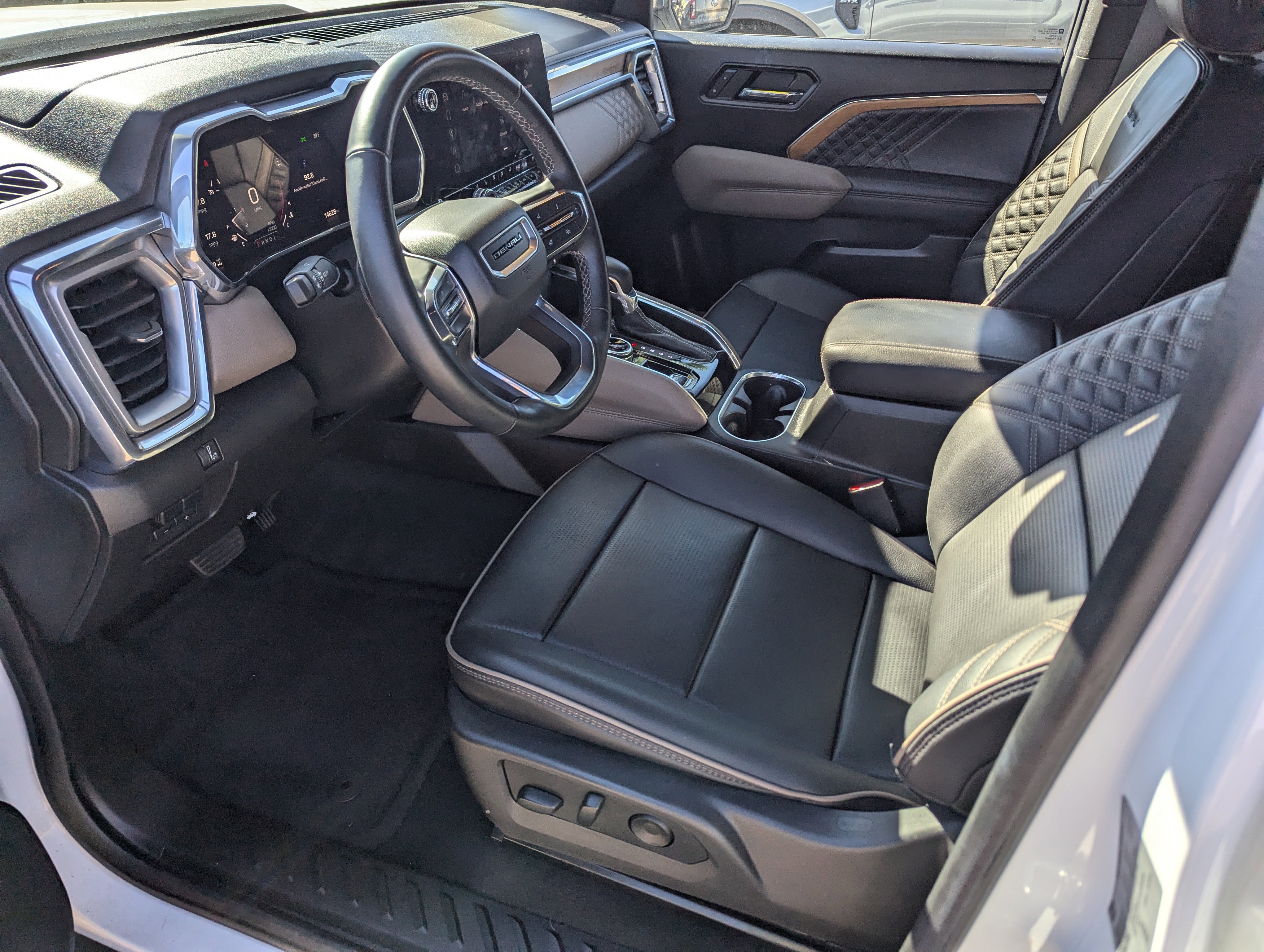 Used 2023 GMC Canyon Denali image 9