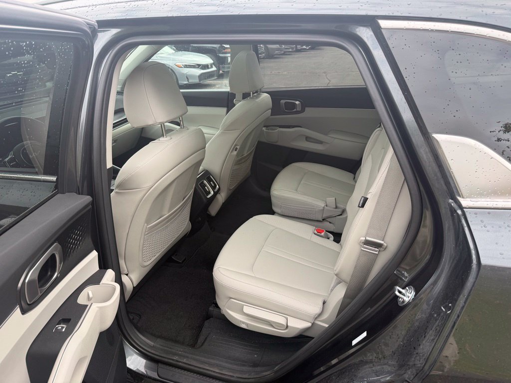Used 2024 Kia Sorento EX w/ Panoramic Sunroof Package FWD image 7
