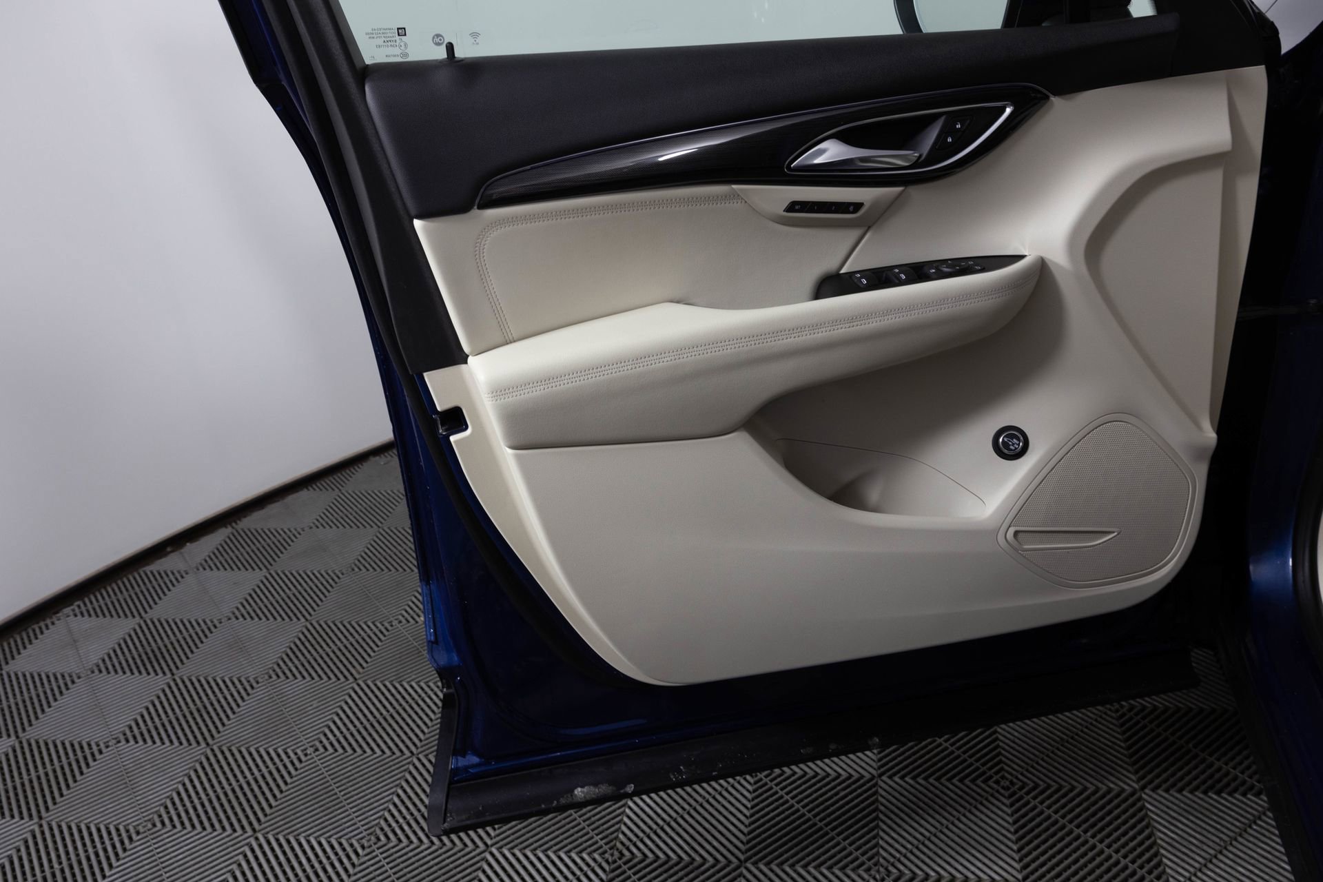 Used 2022 Buick Envision Essence w/ Safety Package image 16