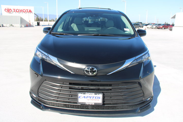 New 2026 Toyota Sienna XLE FWD image 7