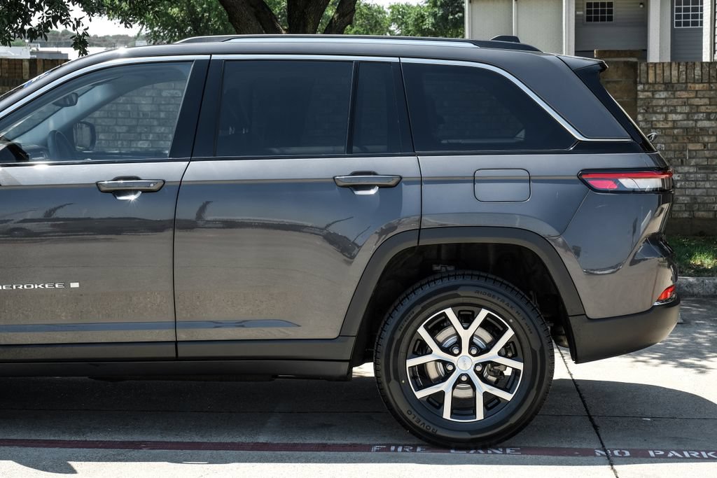 Used 2023 Jeep Grand Cherokee Limited AWD/4WD image 22