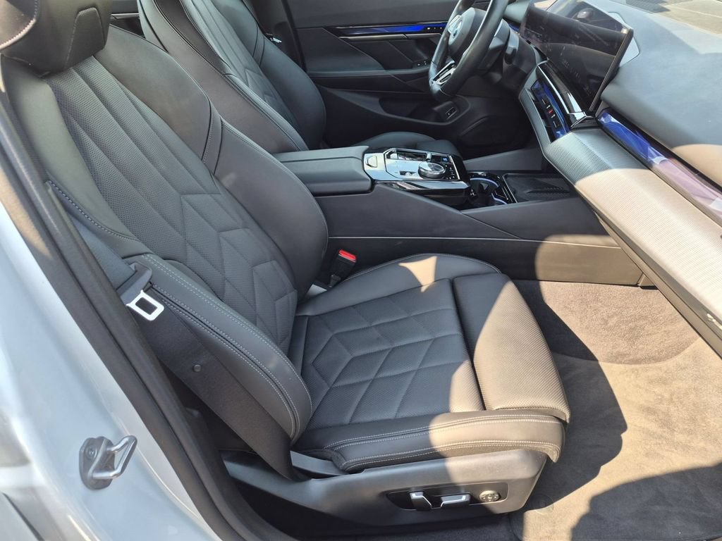 Used 2024 BMW i5 eDrive40i w/ M Sport Package RWD image 29