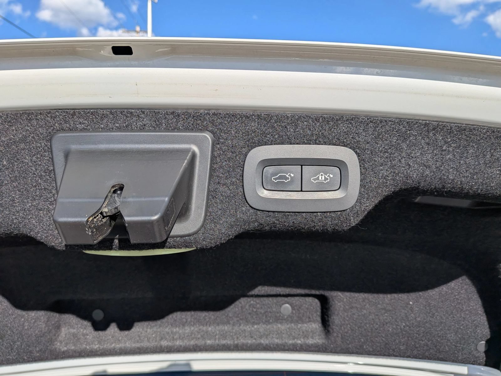 Used 2018 Volvo S90 T8 Inscription w/ Convenience Package AWD/4WD image 39